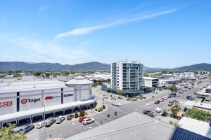 una vista aérea de una ciudad con aparcamiento en Cairns Central Studio, en Cairns