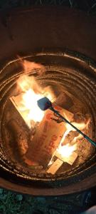 Ein Feuer in einem Topf mit einem Stock. in der Unterkunft Cottage flottant Saint Jean de Losne option jacuzzi in Saint-Jean-de-Losne