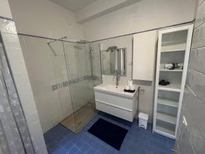 a bathroom with a shower and a toilet and a sink at Zona CENTRALISSIMA a 2 passi dal Mare in Pescara +14 photos