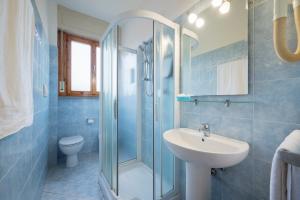 Koupelna v ubytování Hotel Parco dei Pini - 100mt dal Mare + 37 fotografií