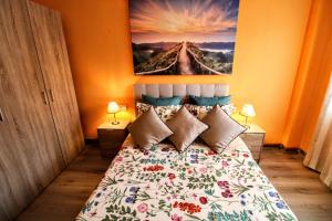 モリェット・ダル・バリェスにあるCosy and Sunny apartment near Barcelonaの壁に絵が飾られたベッドのある寝室