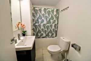 モリェット・ダル・バリェスにあるCosy and Sunny apartment near Barcelonaのバスルーム(洗面台、トイレ、シャワーカーテン付)
