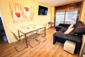 モリェット・ダル・バリェスにあるCosy and Sunny apartment near Barcelonaのソファとテーブルのあるリビングルーム