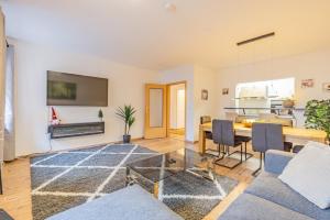 a living room with a table and a dining room at Apartment am Altmarkt in Cottbus