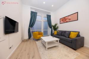 TV a/nebo společenská místnost v ubytování time4staying 3 SZ Maisonette nahe Kudamm, ICC & Zoo