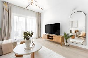 TV o dispositivi per l'intrattenimento presso Canal View 1BR at Yas Island