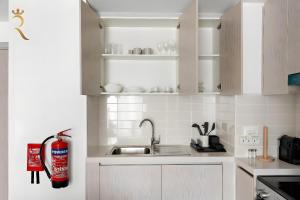 Cucina o angolo cottura di Canal View 1BR at Yas Island