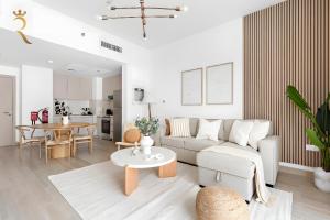 Area soggiorno di Canal View 1BR at Yas Island