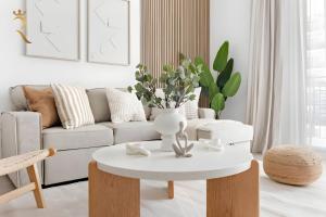 Area soggiorno di Canal View 1BR at Yas Island