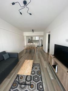 Una sala de estar con un sofá y un televisor de pantalla plana. en rentapartcabildo2, en Buenos Aires
