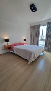 Un dormitorio con una cama y una ventana grande. en rentapartcabildo2, en Buenos Aires
