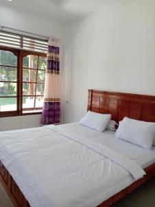 Matraville Home Stay Tuk Tuk Lake Toba Samosir客房内的一张或多张床位