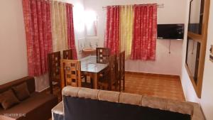 Televiisor ja/või meelelahutuskeskus majutusasutuses Diamond Villas Wayanad Entire Villa booking