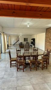 Un gran comedor con mesa y sillas. en Quinta Buena Vibra, en San Nicolás de los Arroyos