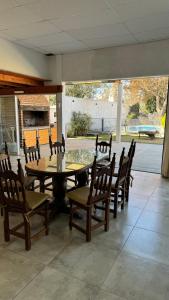 un patio con mesa, sillas, mesa y sillas en Quinta Buena Vibra, en San Nicolás de los Arroyos