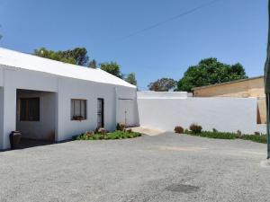 a white building with a driveway in front of it at Rusgenot - Richmond, Karoo in Richmond