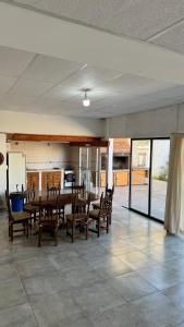 Un gran comedor con mesa y sillas. en Quinta Buena Vibra, en San Nicolás de los Arroyos