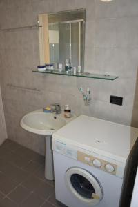 bagno con lavatrice e lavandino di Casa Auxilium a Rapallo