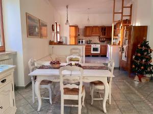 Kuchyňa alebo kuchynka v ubytovaní Il Ciliegio Holiday Apartment With Garden