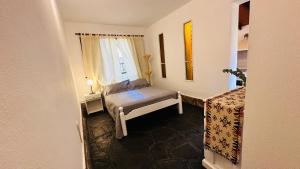 米娜克拉韦罗Lomablanca的一间带床和窗户的小卧室