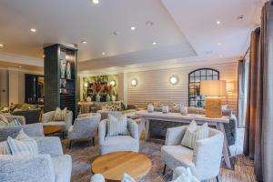 Posezení v ubytování Reserve, by Warner Hotels - The Runnymede on Thames