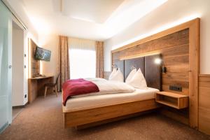 Postel nebo postele na pokoji v ubytování Der Tröpolacherhof Hotel & Restaurant + 37 fotografií