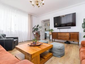 un salon avec un canapé et une table basse dans l'établissement Casa Anzano, à Santander