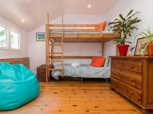 une chambre avec deux lits superposés et une commode dans l'établissement Casa Anzano, à Santander