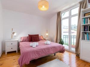 une chambre avec un lit avec deux serviettes dessus dans l'établissement Casa Anzano, à Santander