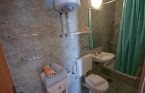 y baño con aseo y lavamanos. en Apartments Tedeschi, en Korčula