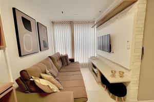 una sala de estar con un sofá y una mesa en iFlat Metropoliran Barcelona MB205B Jardim Goiás, en Goiânia