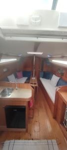 Habitación pequeña con cama y lavabo en un barco en Carpe Diem, en Lisboa