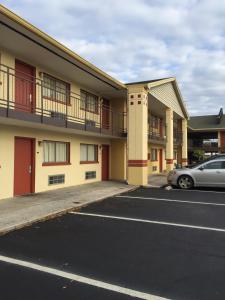 un coche aparcado frente a un edificio en Best Motel Lakeland, en Lakeland