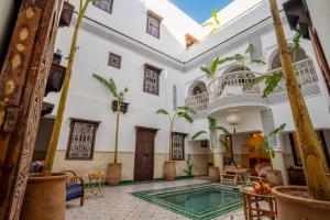 Bazén v ubytování Riad Les Etoiles Berberes & SPA nebo v jeho okolí
