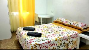 une chambre avec un lit avec deux oreillers dessus dans l'établissement LA MARINA, à Alicante 5 autres photos