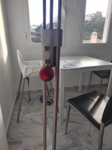 Una mesa y sillas en una habitación con una mesa y una silla. en pueblo, en Benalmádena