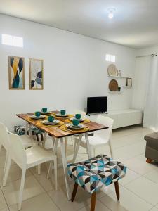 Un comedor con mesa y sillas en Living Apartamentos 05, en Garanhuns