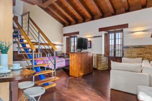 ein Wohnzimmer mit Treppe und ein Wohnzimmer mit Sofa in der Unterkunft Alborada del Eo in Vegadeo