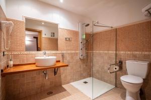 ein Badezimmer mit Toilette, Waschbecken und Dusche in der Unterkunft Alborada del Eo in Vegadeo + 103 Fotos