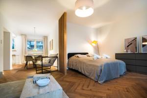 a bedroom with a bed and a table in a room at 1 BR Studio - ZENTRAL - TERRASSE - KÜCHE - WIFI - BUSINESS - RUHIG in Wiesbaden
