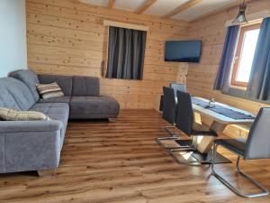 Et opholdsområde på Apartmaji Pr Ambružarju