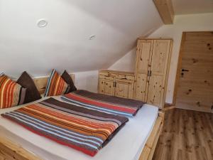 En eller flere senge i et værelse på Apartmaji Pr Ambružarju