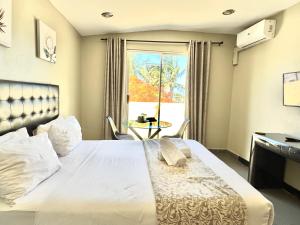 Postel nebo postele na pokoji v ubytování Angel Boutique Hotel