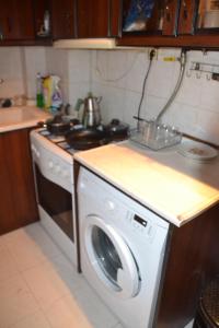 una cucina con fornelli e lavatrice di Huzur 3a a Edirne 1 altra foto