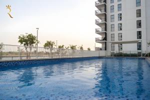 Piscina di Canal View 1BR at Yas Island o nelle vicinanze