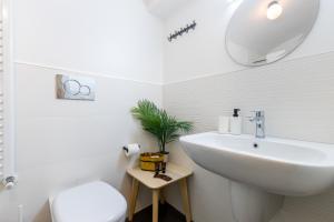 Ένα μπάνιο στο V-Home nel Centro del Quadrilatero con 2 Camere da Letto +28 φωτογραφίες