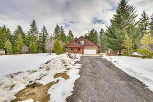 冬天的Forested Cle Elum Home with Trail Access and Deck