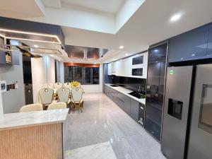 Kuchyň nebo kuchyňský kout v ubytování Solana Garden Hotel