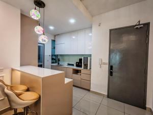 Kuchyň nebo kuchyňský kout v ubytování Near MMHE - 3 Bedrooms Homestay Meridin Bayvue Pasir Gudang