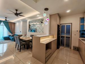 Φωτογραφία από το άλμπουμ του Near MMHE - 3 Bedrooms Homestay Meridin Bayvue Pasir Gudang σε Masai